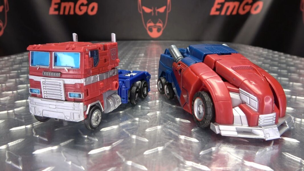 Image Of Gamer Optimus Prime In Hand Video Review From Transformers Studio Series  (23 of 37)